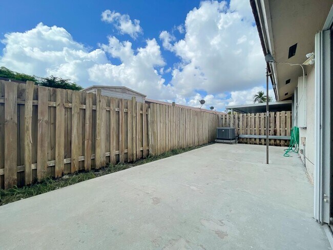 Building Photo - 11526 NW 4th Ln