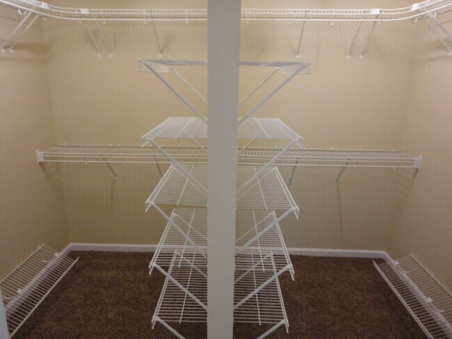 Building Photo - 88 Killington Dr