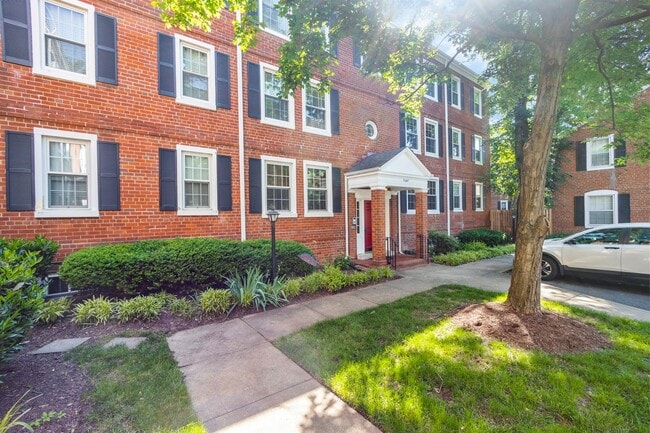 Primary Photo - Fairlington 2 BR Condo for Rent!