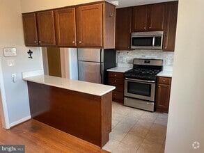 Building Photo - 807 S Oak St