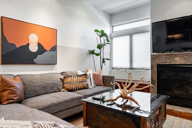 Building Photo - 109 W Montecito Wy