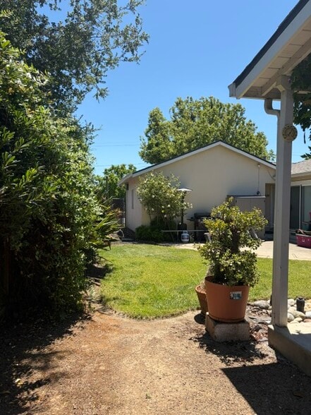 Back Yard Garage - 3882 Yale Way
