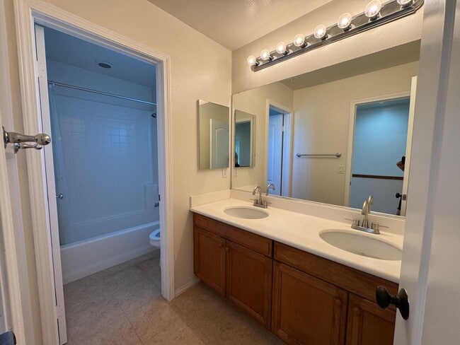 Building Photo - Welcome To Your New Home In Inglewood (Gat...