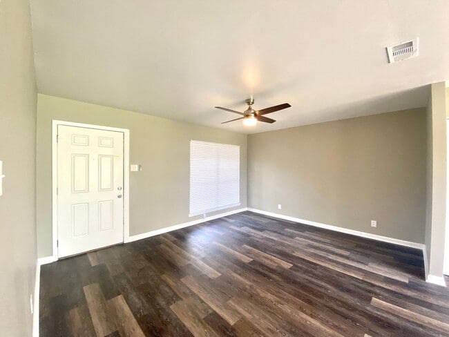 Building Photo - Adorable remodeled home 3 bedroom 2 bath i...
