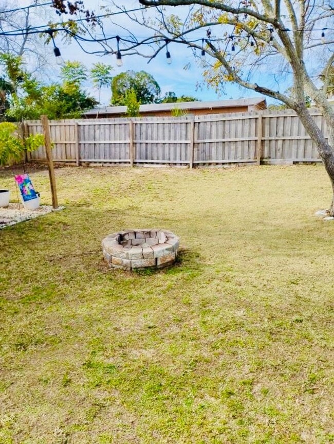 Building Photo - 3 Bed / 1 Bath House with Fenced Yard