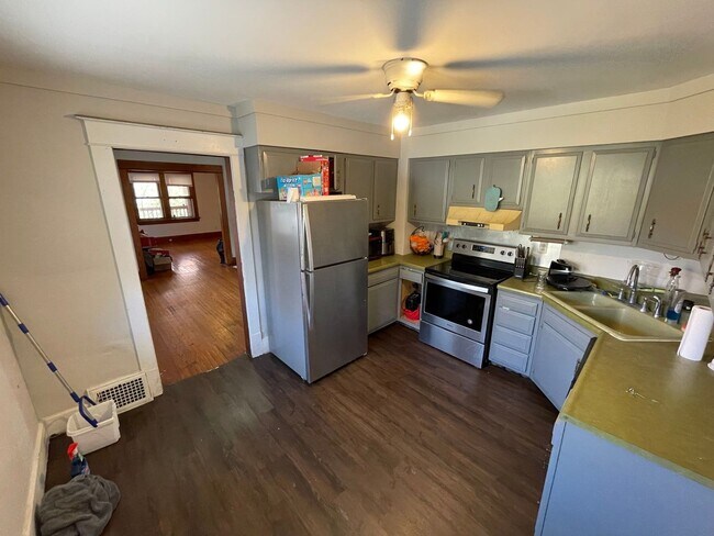 Building Photo - 1501 S Spring St