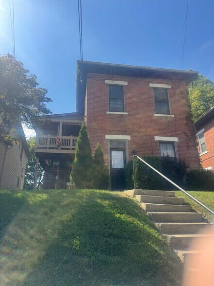 Building Photo - 889 1/2 S Front St