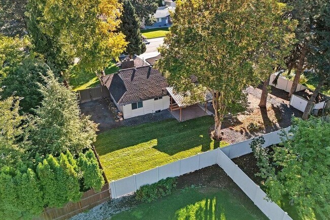Building Photo - Gorgeous South Hill Home