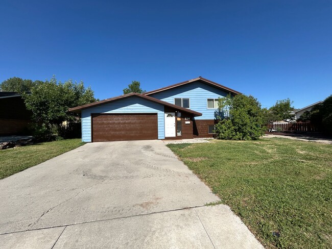 Building Photo - 5 Bed 2 Bath Home with 2 Car Attached Garage in Quiet Nice Neighborhood.