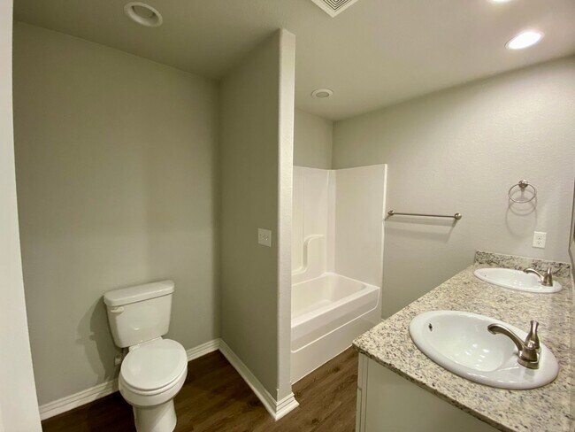 Building Photo - Lovely 3 Bedroom Home Ready NOW! Pets Welc...