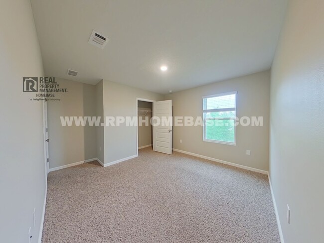 Building Photo - Spacious 5-Bedroom Home in Heritage Planta...