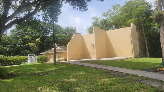 Building Photo - 660 Cypress Club Way
