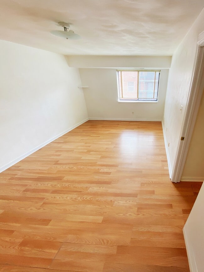 Building Photo - 909 Montgomery St NW