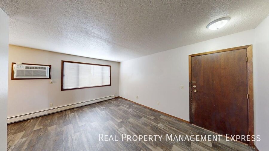 Building Photo - 2 Bed 1 Bath Apartment