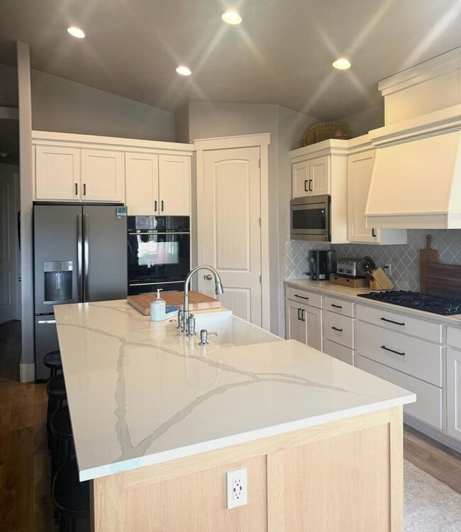 Building Photo - Beautifully Renovated 6 Bedroom Home in th...
