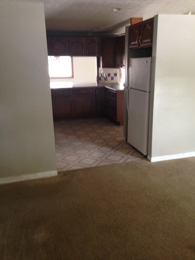 Building Photo - Large 4 Bed, 2 Bath Home