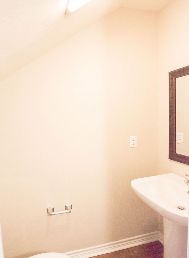 Building Photo - AUGUST PRE-LEASE!  4 Bedroom/3.5 Bathroom ...