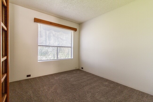 Building Photo - EXCELLENT 2BED, 1.5BATH TOWNHOUSE LOCATED ...