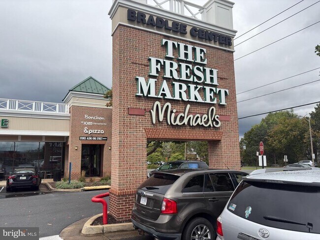 Building Photo - 2500 N Van Dorn St