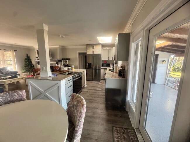 Building Photo - 734 Memorial Dr