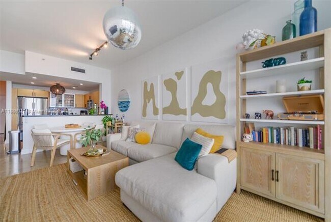 Building Photo - 725 NE 22nd St