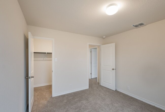 Building Photo - Private Cul-de-Sac Living with Spacious Backyard