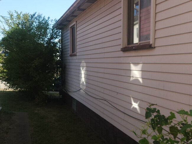 Building Photo - Recently Renovated - 3 bedroom 2 bathroom ...