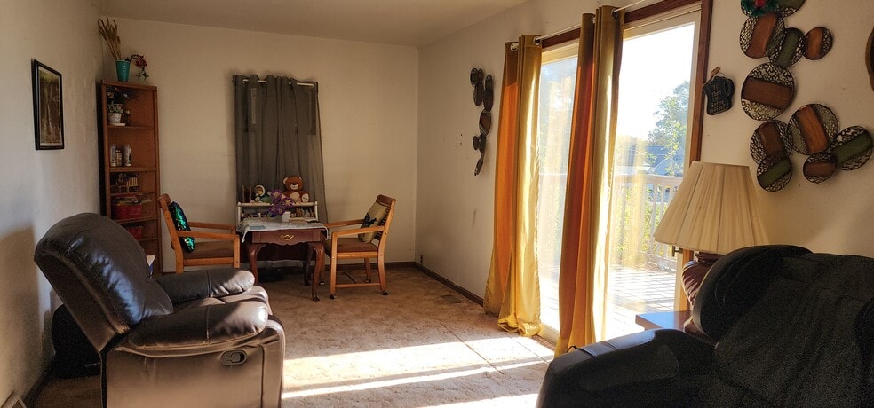 Building Photo - 807 Chicago St