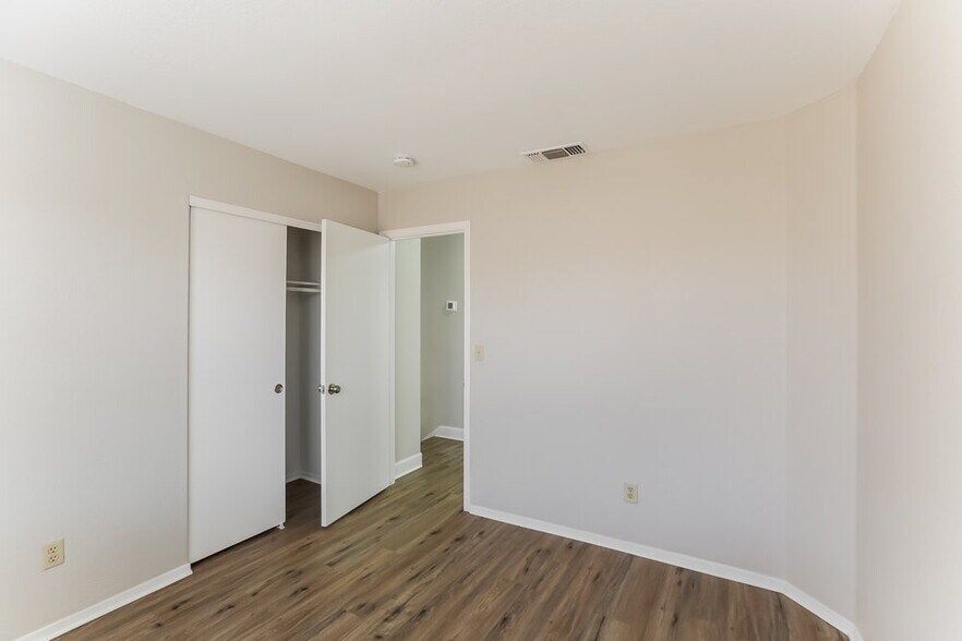 Building Photo - 1220 E Hearne Way