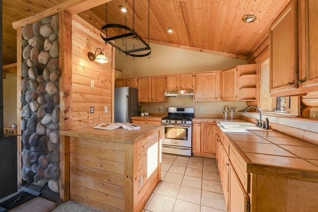 Building Photo - 3 bed 2 Bath Log Home on 2 Acres in Florissant