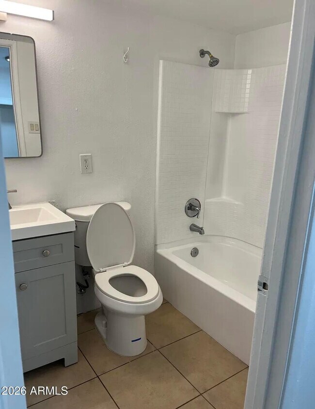 Building Photo - 604 S Bellview