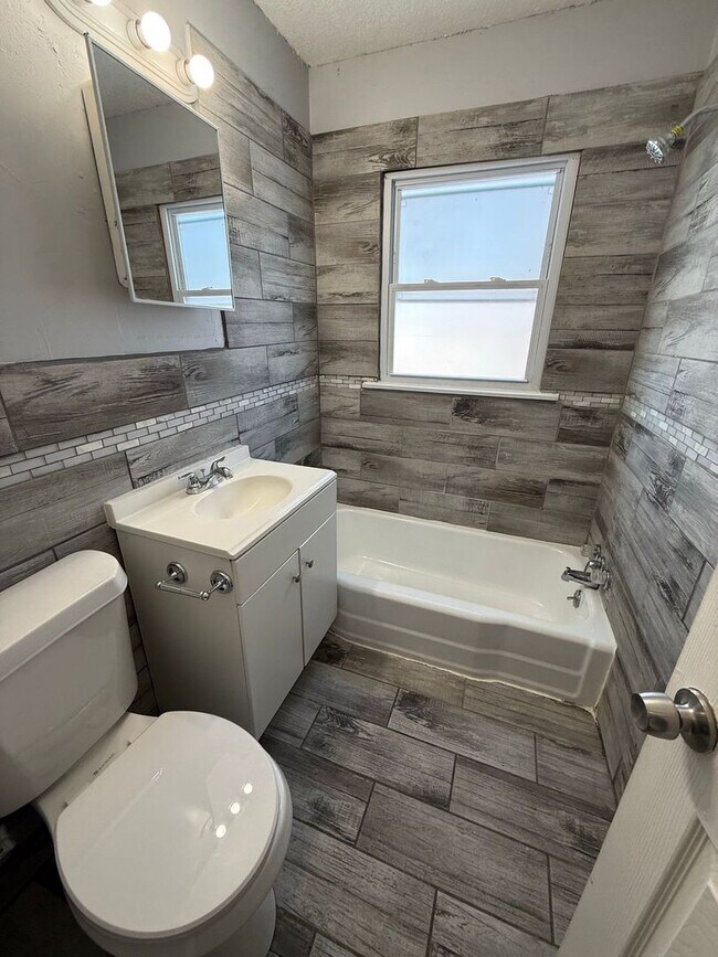 Building Photo - Beautiful 2 Bedroom 1 Bathroom in Kansas City!