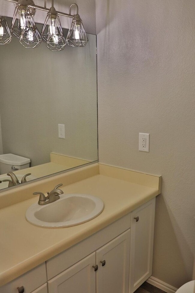 Building Photo - Beautiful remodeled 3 bedroom 2.5 bathroom...
