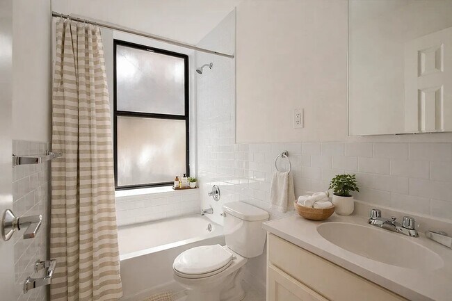 Building Photo - 260 Elizabeth St