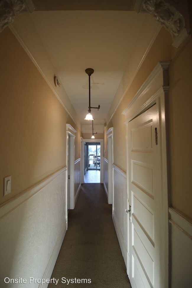 Building Photo - 3 br, 1.5 bath Apartment - 166 Carl Street