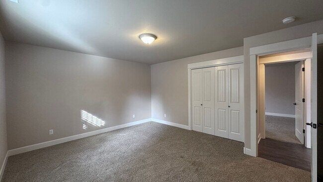 Building Photo - Sign your lease by December 31st and enjoy a $1,000 rent discount applied at move-in!