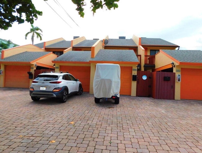 Building Photo - 797 S Riverside Dr