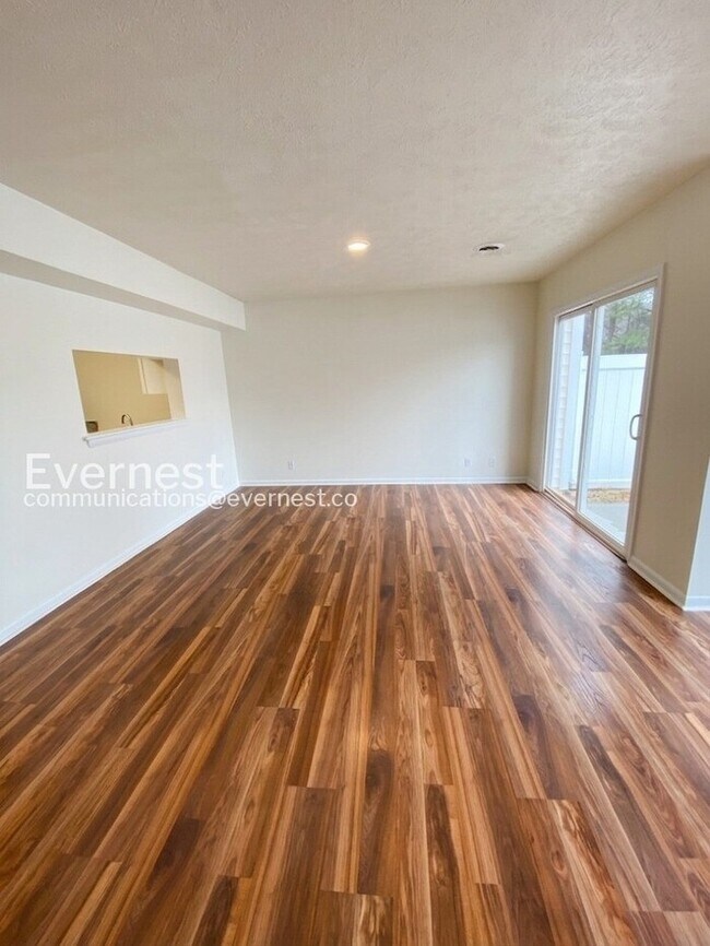 Building Photo - 3 Bed, 1.5 Bath Townhome with Fenced Yard / Available Soon!