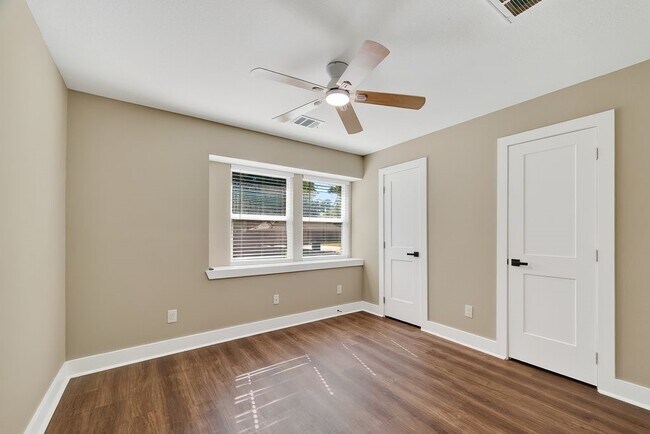 Building Photo - 2103 Woodway Dr