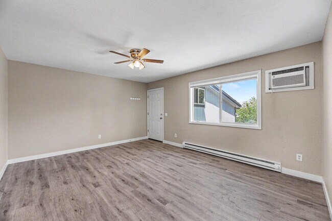 Building Photo - FOR RENT! Beautifully Remodeled 2 Bed/1 Bath Unit – Don’t Miss Out!