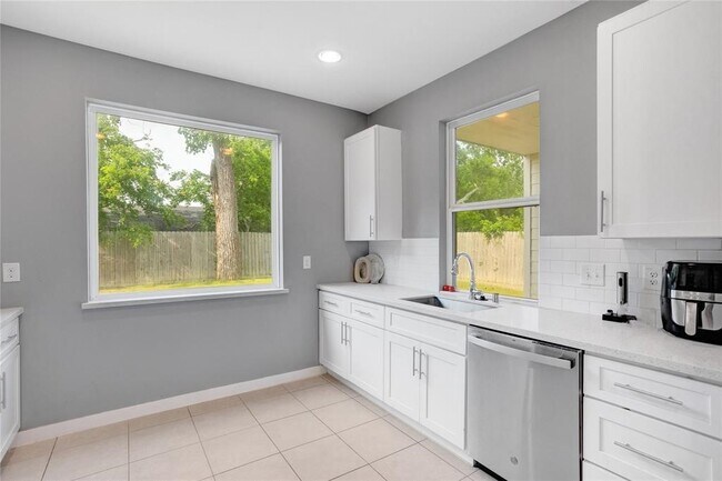 Building Photo - 4625 Mallow St