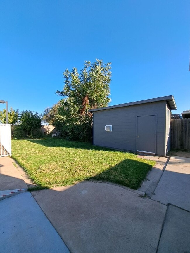 Building Photo - Beautiful 6-Bedroom Home with Pool & Outdo...