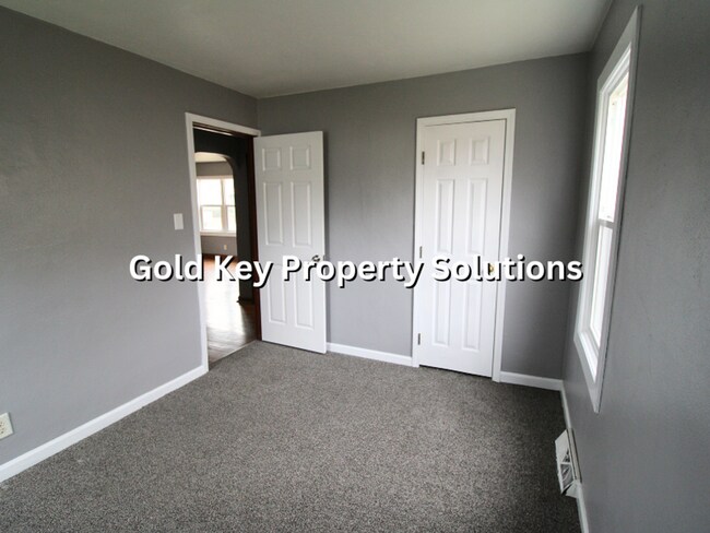 Building Photo - MEADOWBROOK AREA 2 BR 1 BA House with Central Air and Garage (NO SECTION 8)