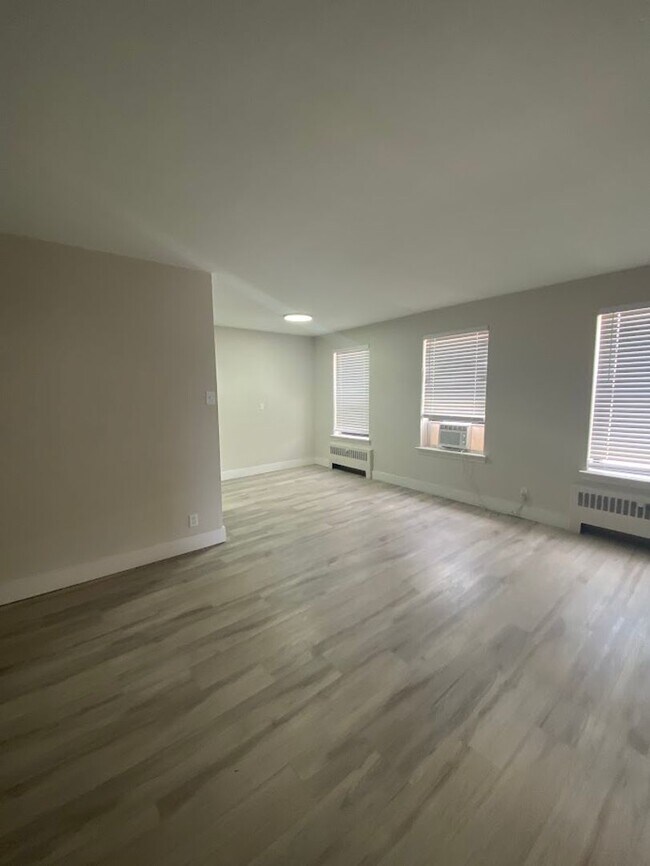 Building Photo - Updated One Bedroom One Bath Apt!