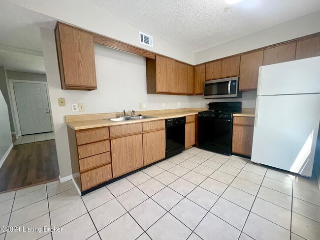 Building Photo - 544 Fox Chase Ct