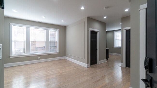 Building Photo - 5404 N Paulina St