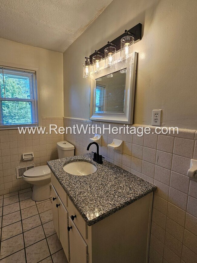 Building Photo - Amazing 4 Bedroom/ 2 Bath Home / Bonus Roo...