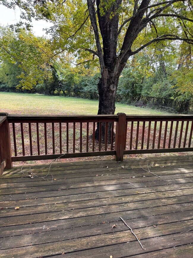 Building Photo - 5 Bedroom || 3 Bathroom Home with All Util...