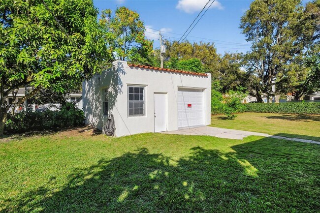 Building Photo - 1305 Alhambra Cir