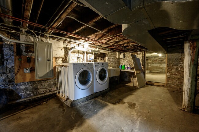 Building Photo - 1646 W Blackhawk St